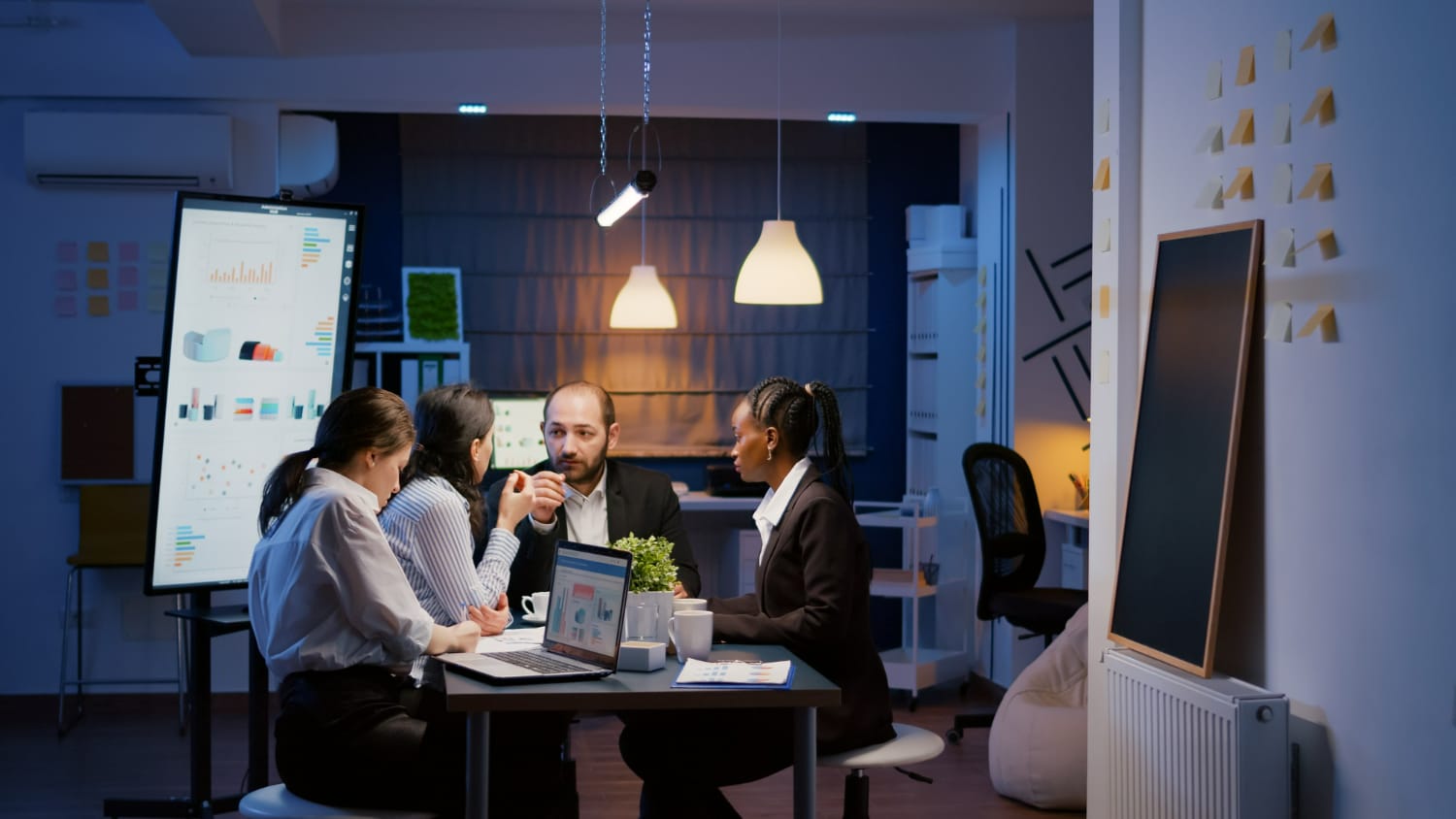 Why Should a Company Hire a Marketing Agency Instead of a Marketer